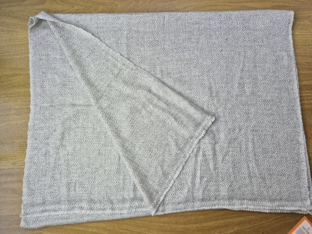 Weicher handgewebter Kaschmir-Schal in Silbergrau mit feinem Rauten-Webmuster – LWH Nepal